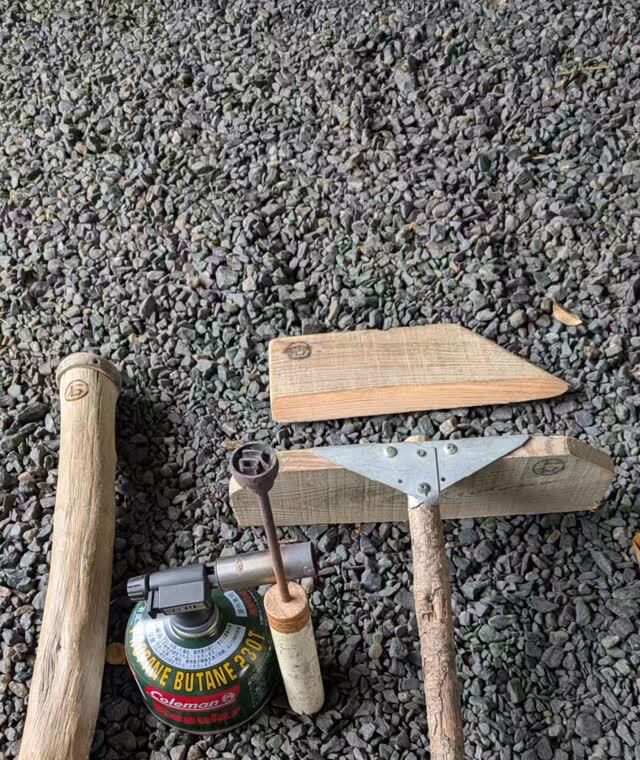 手入れされた木製の造園道具